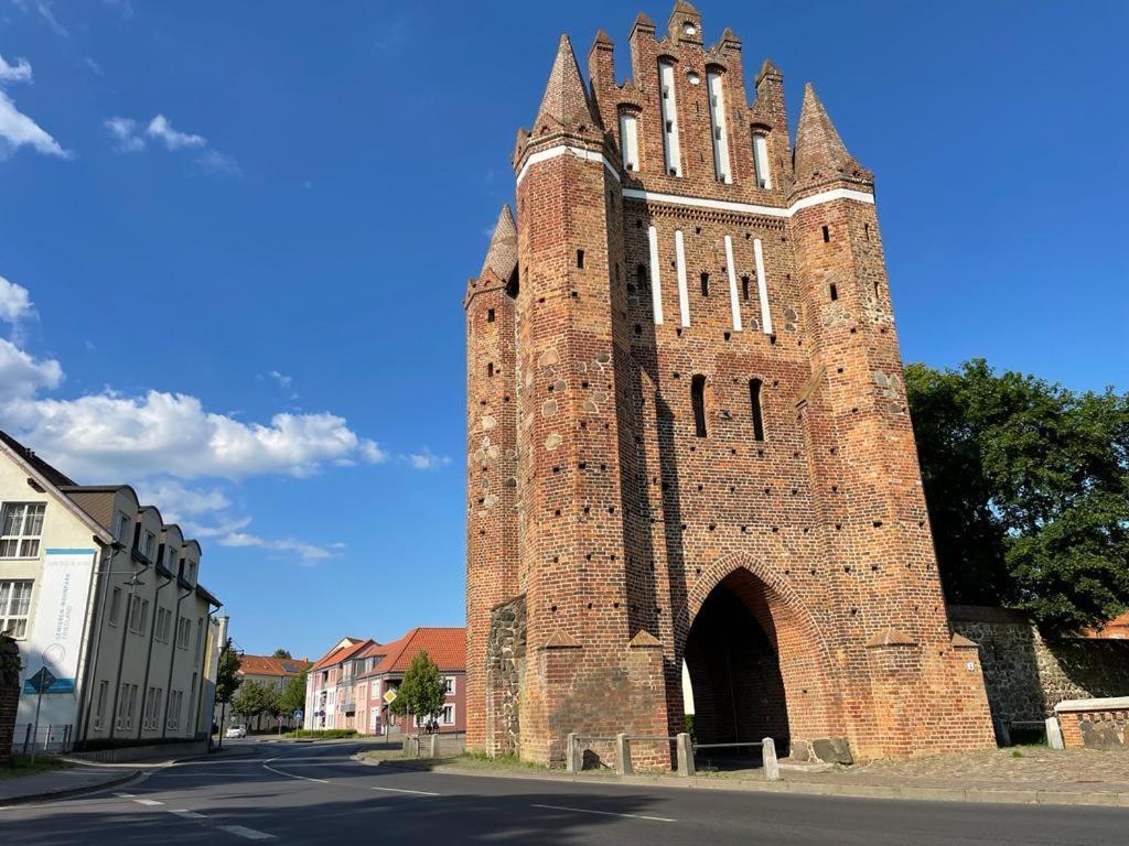 Modern Eingerichtet-Stadtnah-Ferienwohnung Mit Geschirrspueler Und Waschmaschine Friedland  Esterno foto